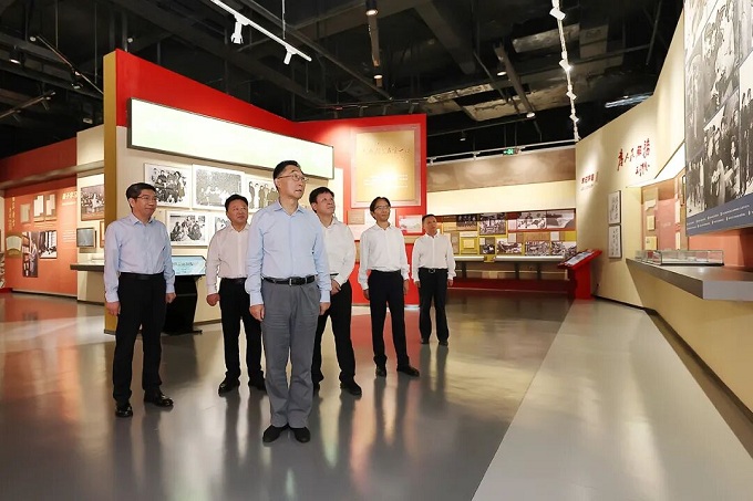 省委书记刘宁到省档案馆参观“伟大胜利——纪念中国人民抗日战争<br>暨世界反法西斯战争胜利80周年河南档案史料展”